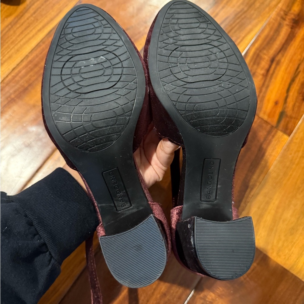 Bandolino Wine Velvet Mary Jane Heels Scalloped Edge Ankle Strap Pumps Size 8 - Picture 3 of 3
